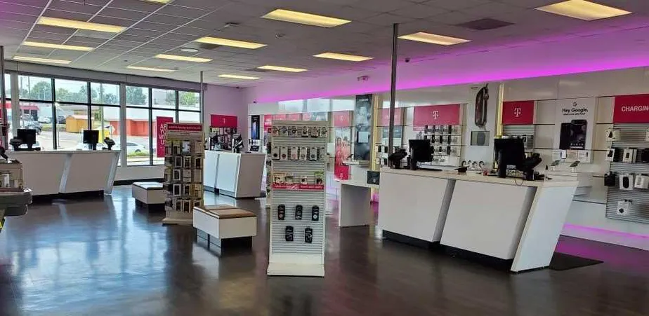 Foto del interior de la tienda T-Mobile en South & Woodlawn, Charlotte, NC