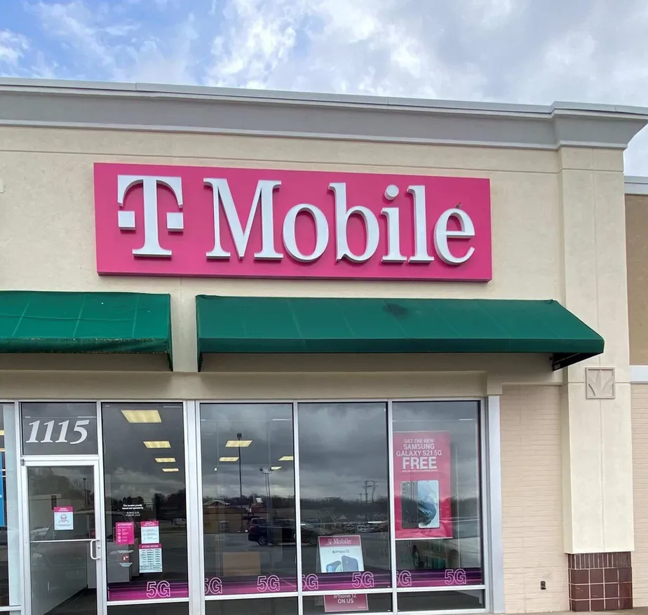 Exterior photo of T-Mobile store at S Main St & E South Ave, Maryville, MO
