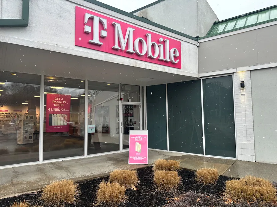  Exterior photo of T-Mobile Store at Burlington Square, Burlington, MA 
