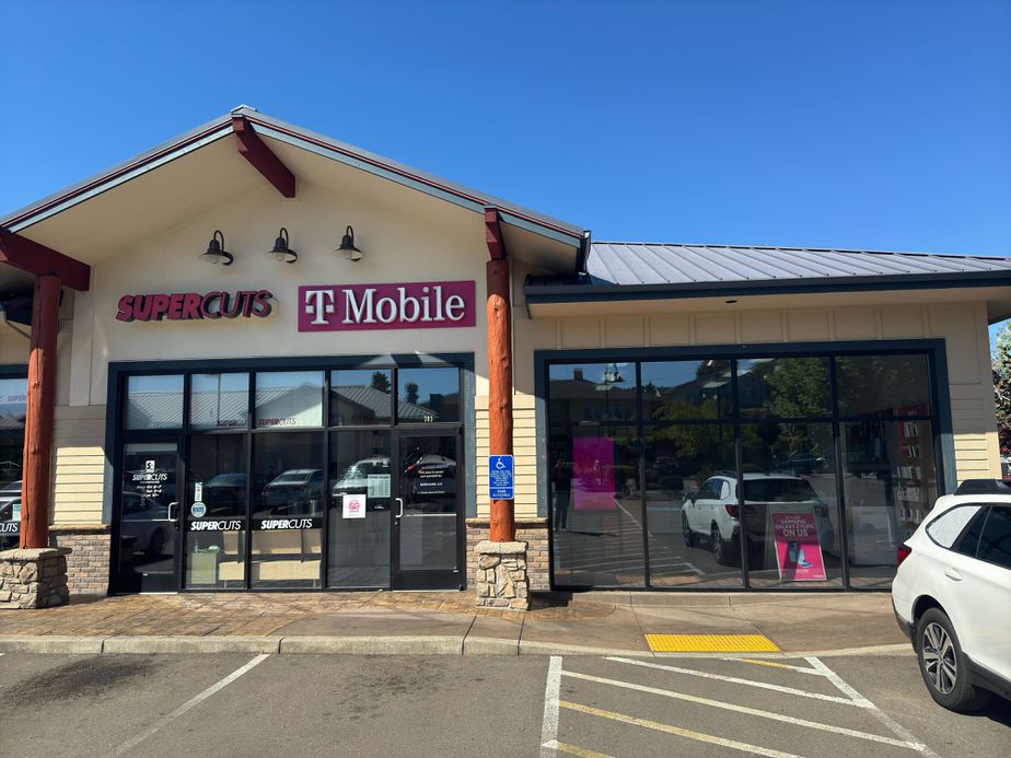 Exterior photo of T-Mobile Store at NW Garden Valley Blvd & NW Goetz St, Roseburg, OR
