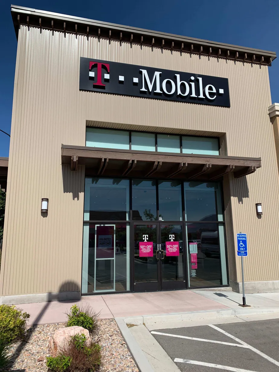 Exterior photo of T-Mobile store at 1000n & 400e, Spanish Fork, UT