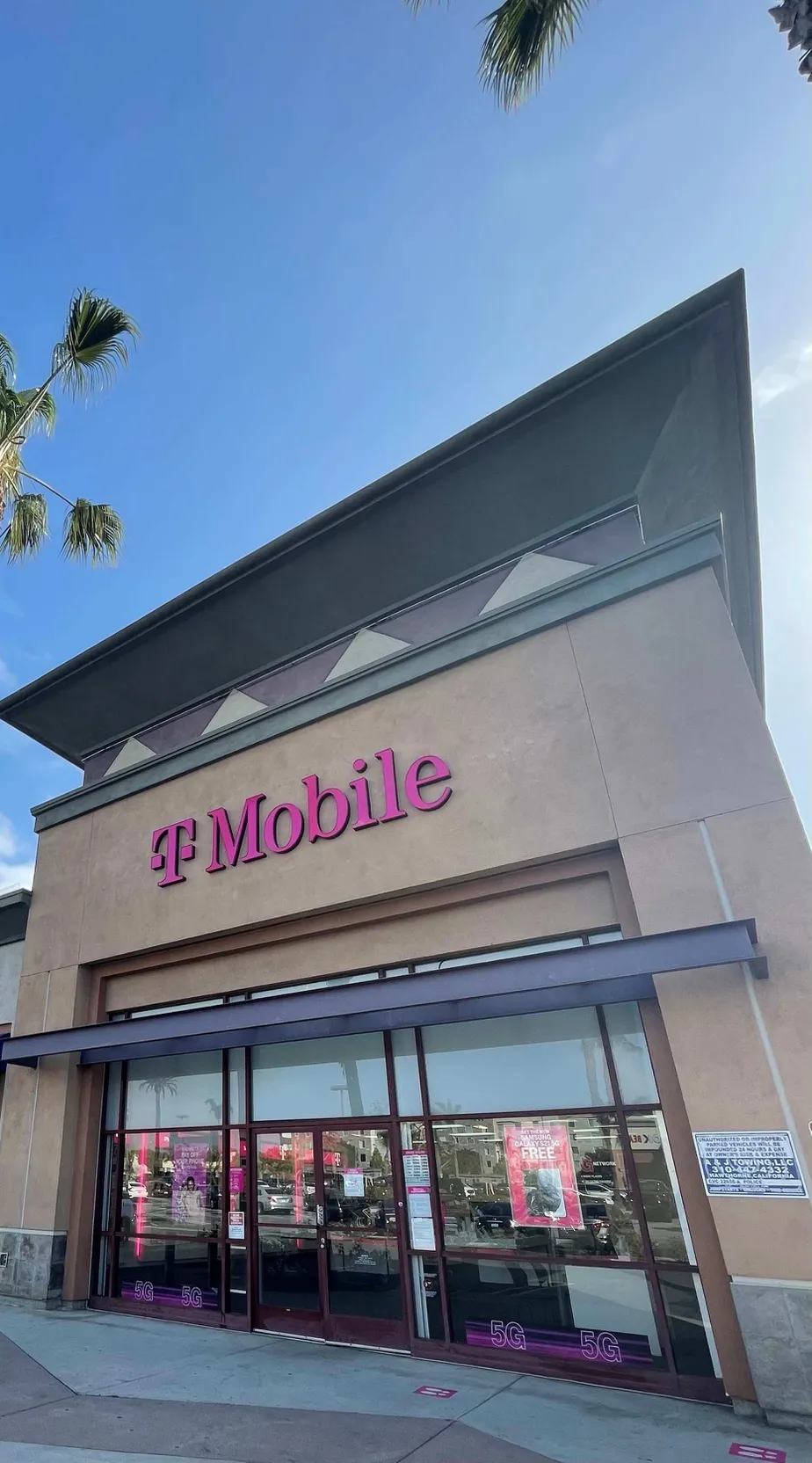  Exterior photo of T-Mobile store at Hawthorne Blvd & W El Segundo Blvd 2, Hawthorne, CA 