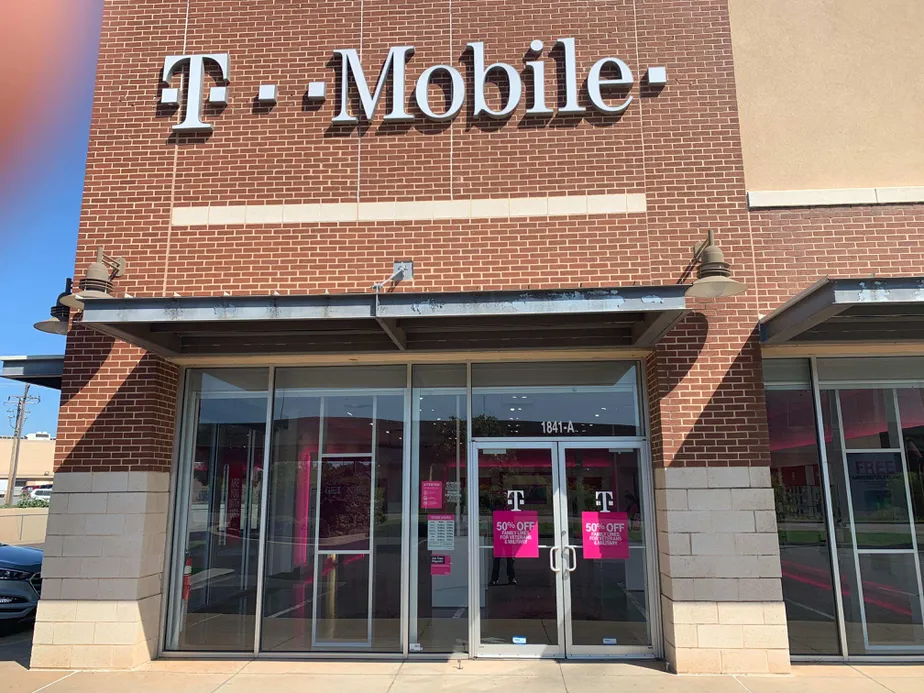 Exterior photo of T-Mobile store at Nw Freeway & Rt 44, Oklahoma City, OK