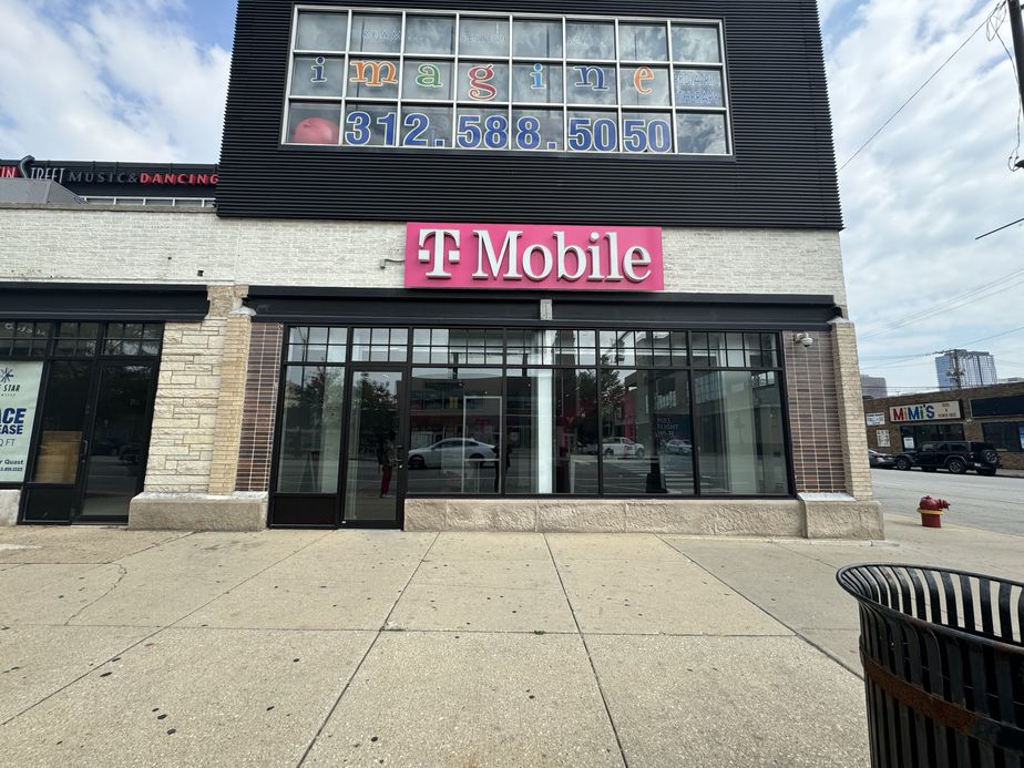 Exterior photo of T-Mobile Store at Roosevelt & Jefferson, Chicago, IL