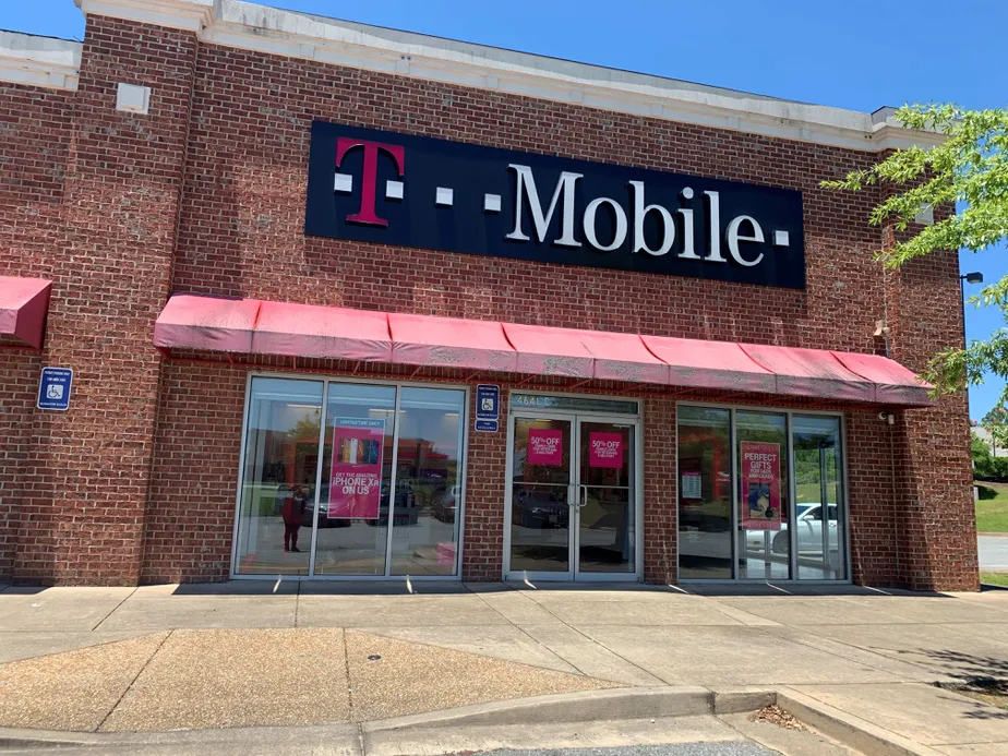 Exterior photo of T-Mobile store at Presidential Pkwy & Eisenhower Pkwy, Macon, GA