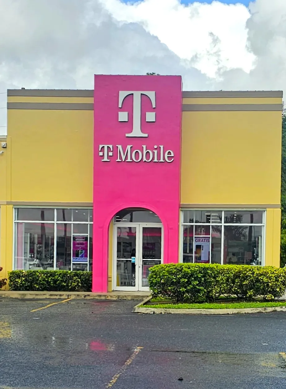 Exterior photo of T-Mobile Store at Plaza Cayey, Cayey, PR