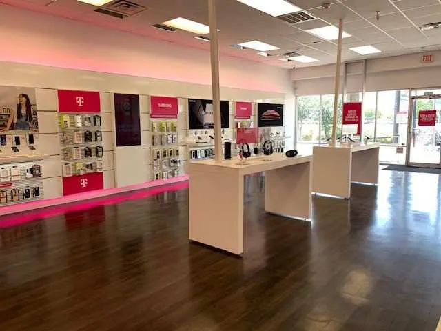 Foto del interior de la tienda T-Mobile en Airline Highway & Hemlock St, Laplace, LA
