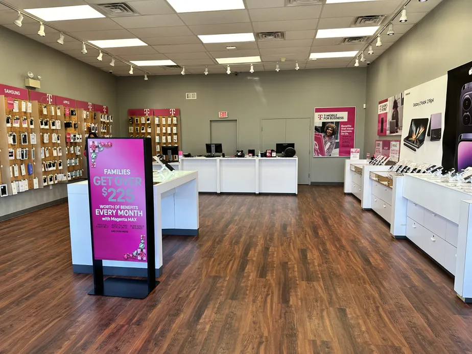 Foto del interior de la tienda T-Mobile en John Fitch Highway, Fitchburg, MA