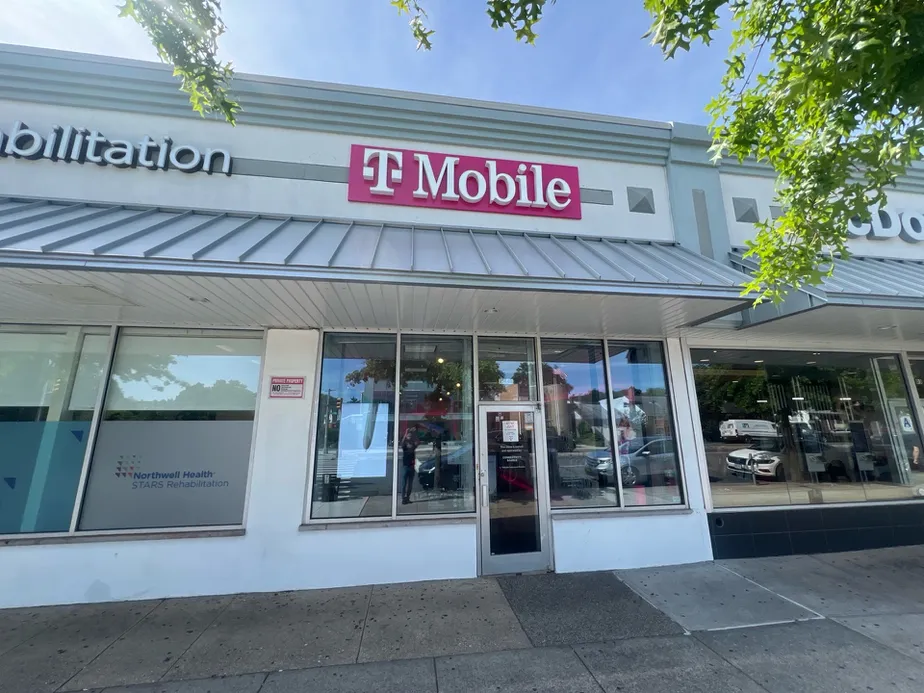  Exterior photo of T-Mobile Store at Glen Oaks Shopping Center, Glen Oaks, NY 