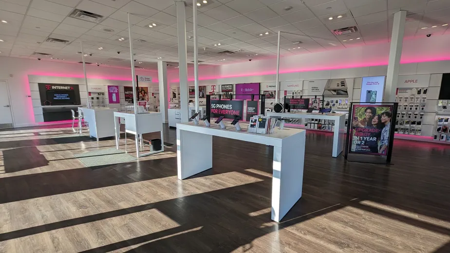 Foto del interior de la tienda T-Mobile en Plaistow Rd & Haseltine St, Plaistow, NH
