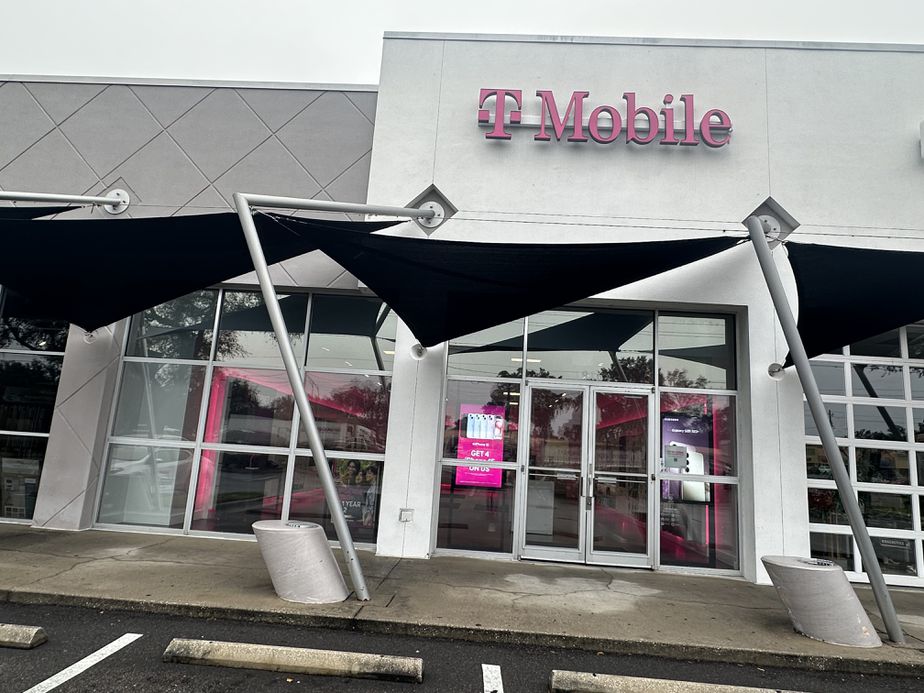 Exterior photo of T-Mobile Store at SR 60 & Providence Road, Brandon, FL