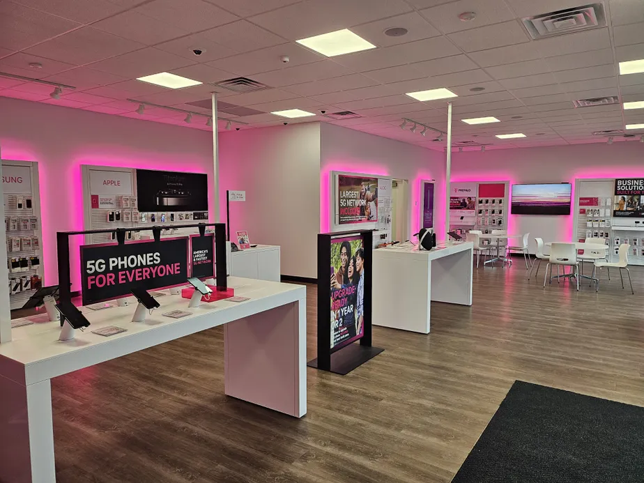 Foto del interior de la tienda T-Mobile en Glen & University, Peoria, IL