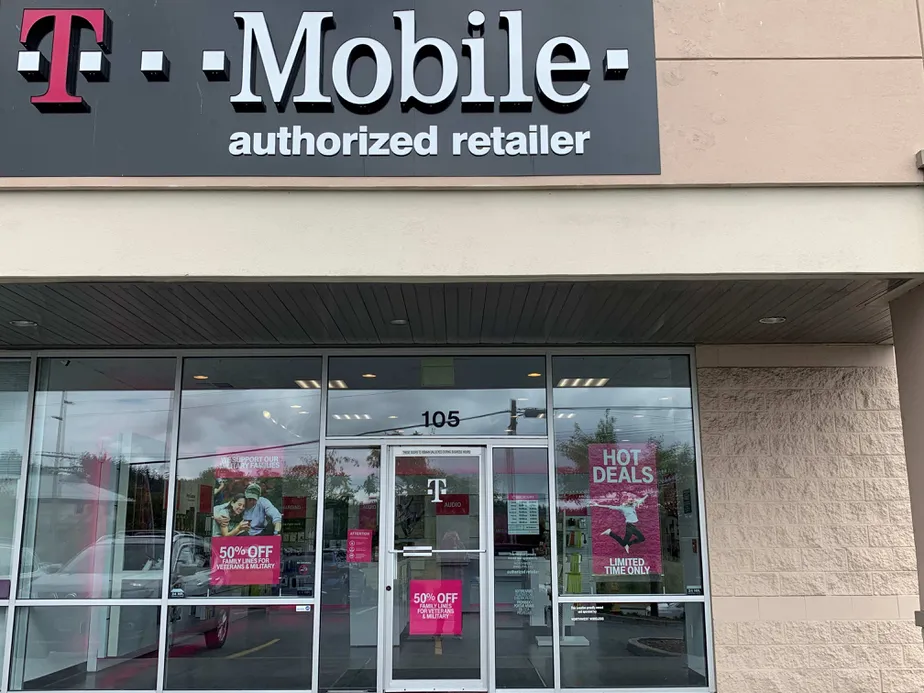Exterior photo of T-Mobile store at Sr 20 & Pioneer Way, Oak Harbor, WA