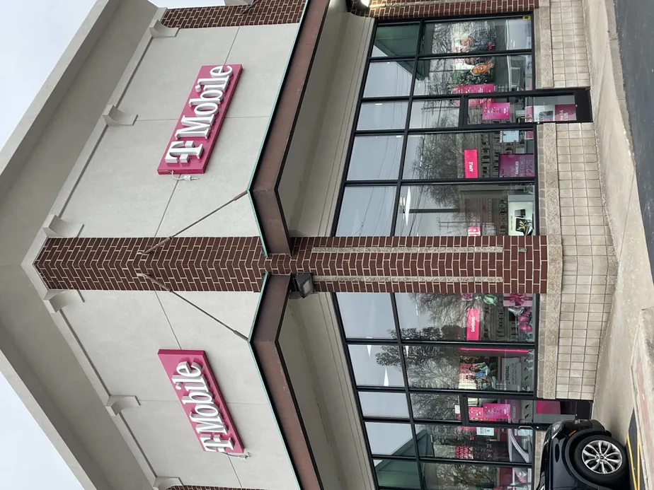  Exterior photo of T-Mobile Store at W Maple & Crooks, Troy, MI 