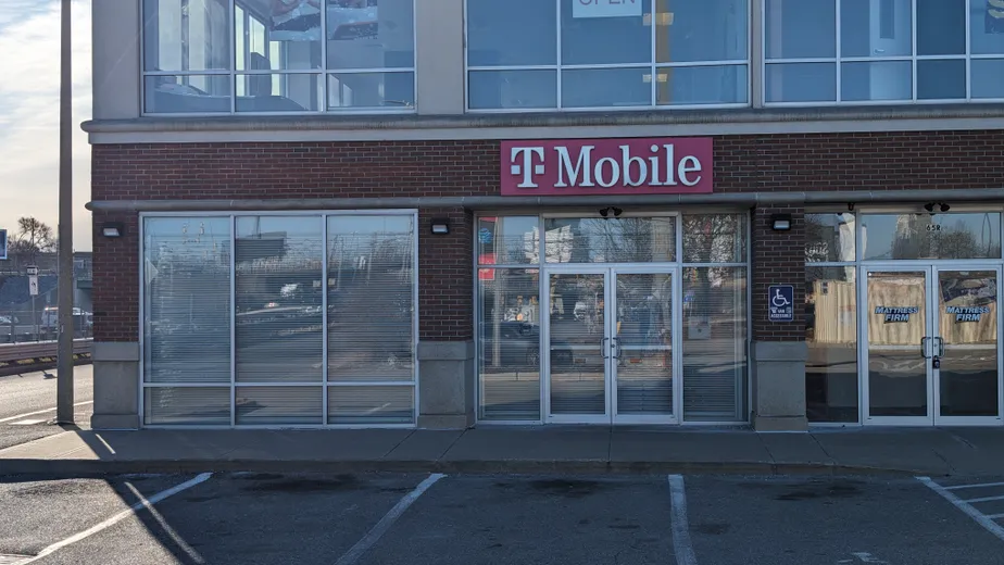 Foto del exterior de la tienda T-Mobile en South Bay, Dorchester, MA