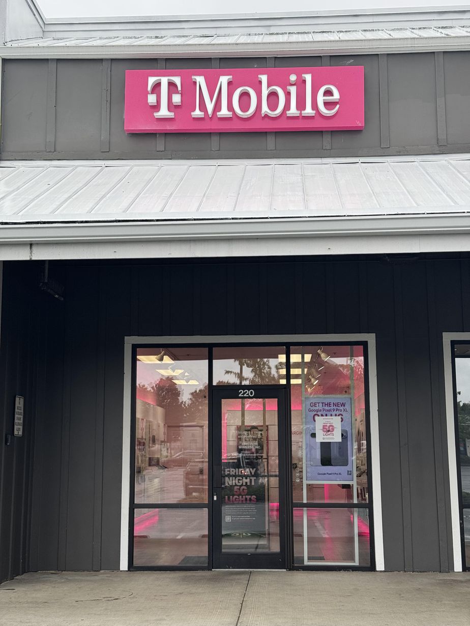 Exterior photo of T-Mobile Store at Kneeland Plaza, Shelton, WA