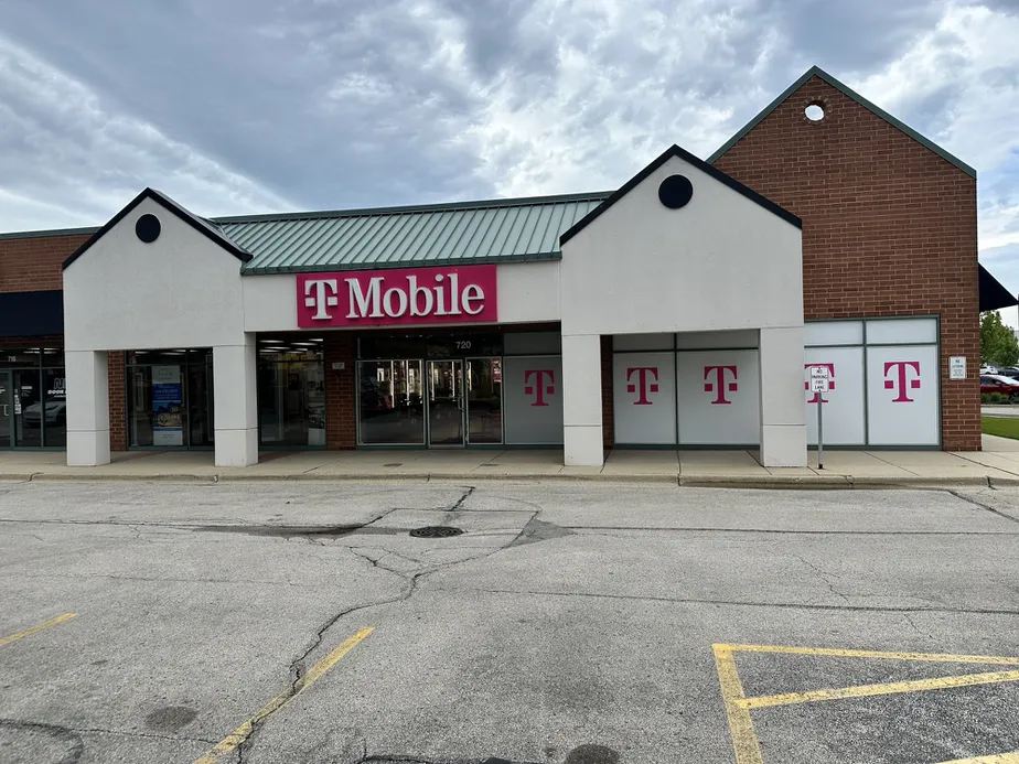  Exterior photo of T-Mobile Store at E Rand Rd & Dorothy Rd, Arlington Heights, IL 