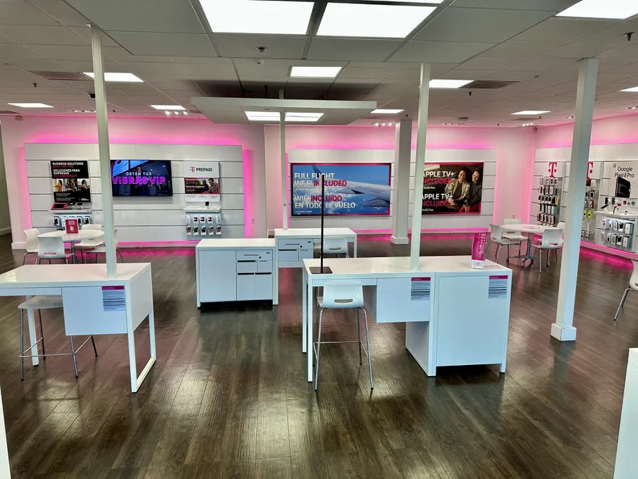 Foto del interior de la tienda T-Mobile en Whipple & I-880, Hayward, CA