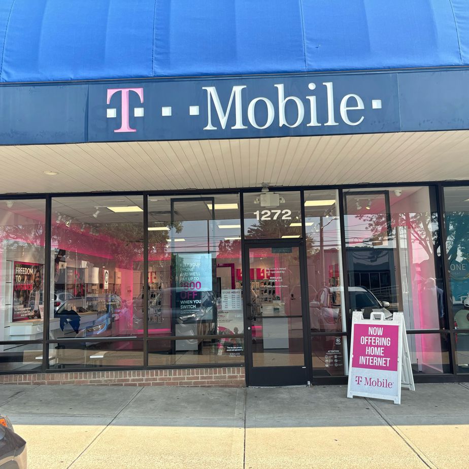 Exterior photo of T-Mobile Store at W 5th & Northwest Blvd, Columbus, OH