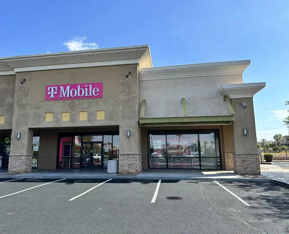 Exterior photo of T-Mobile Store at Greenfield & US 60, Mesa, AZ