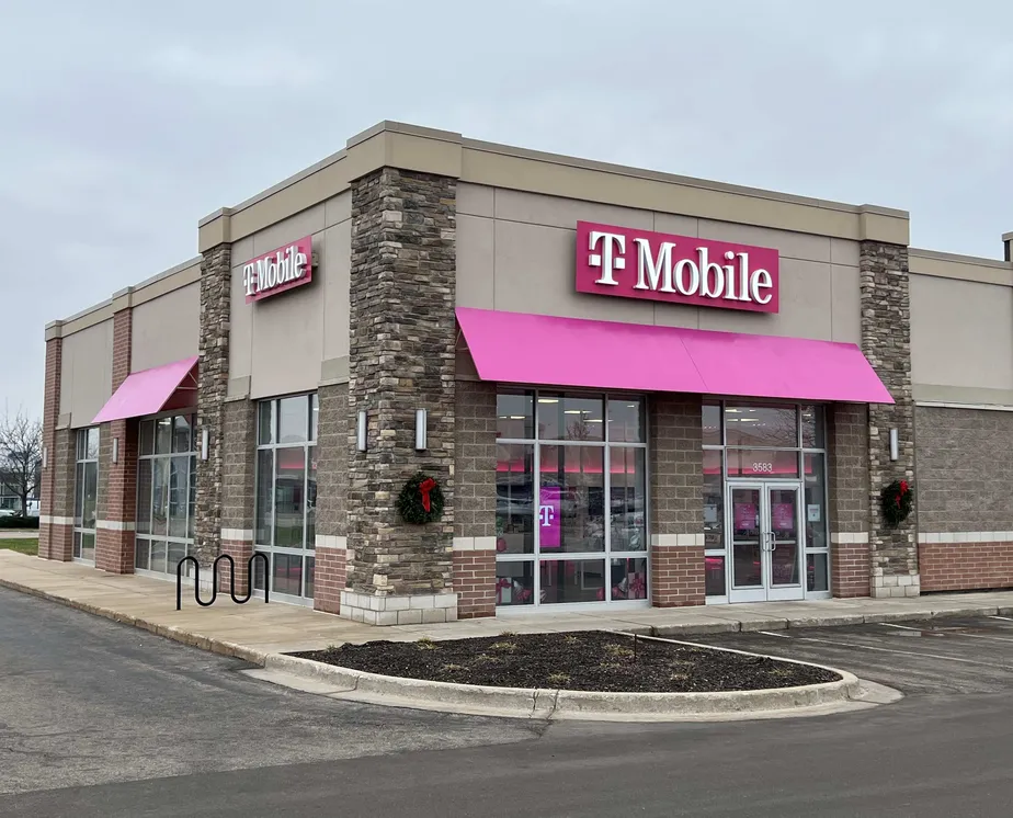 Foto del exterior de la tienda T-Mobile en 28th & Beltline, Kentwood, MI