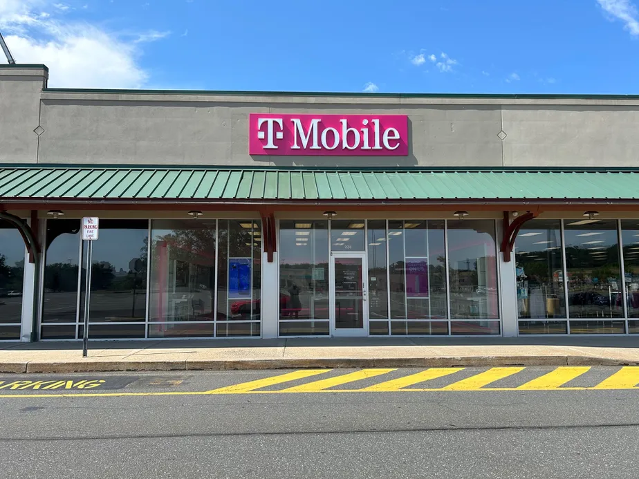  Exterior photo of T-Mobile Store at Morgantown Crossings, Elverson, PA 