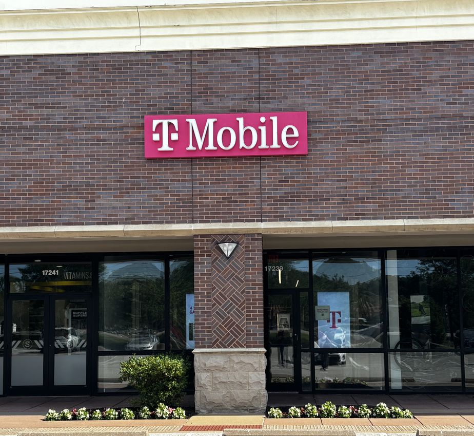 Exterior photo of T-Mobile Store at Chesterfield Airport Rd & Aga Way, Chesterfield, MO