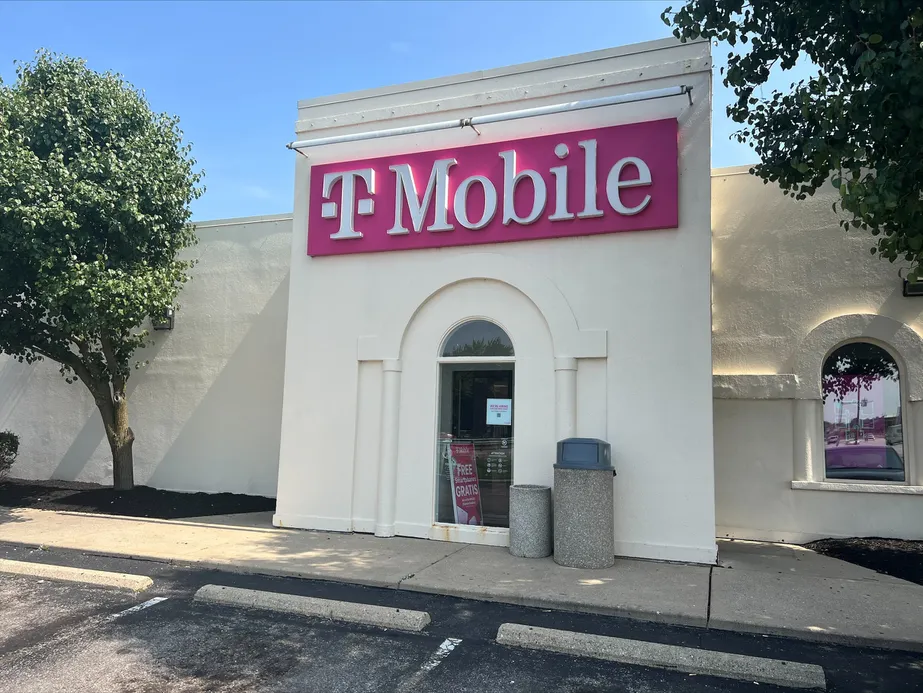 Foto del exterior de la tienda T-Mobile en Greenbrook Shoppes, Indianapolis, IN