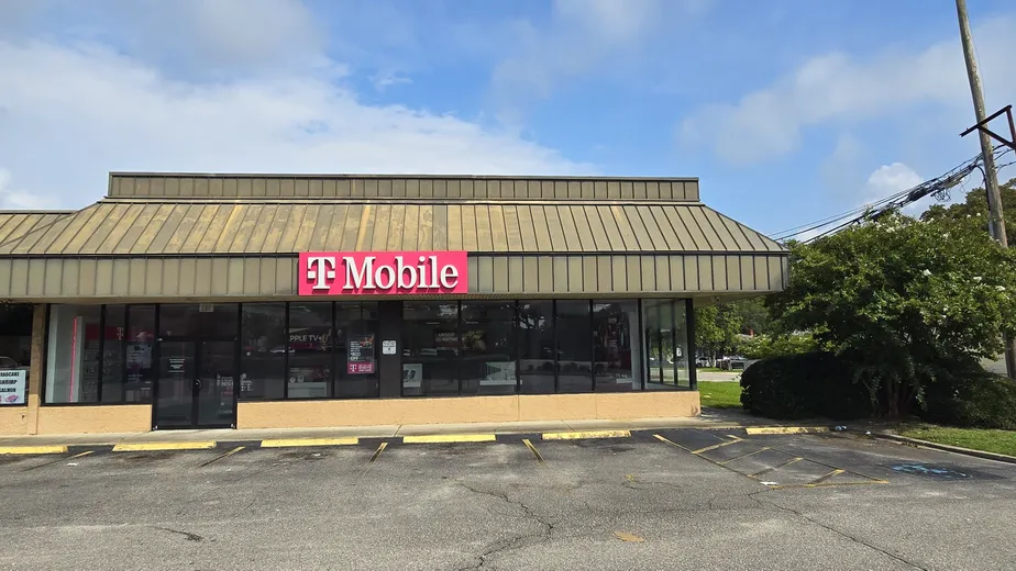  Exterior photo of T-Mobile Store at N Kings Hwy & 31st Ave N, Myrtle Beach, SC 
