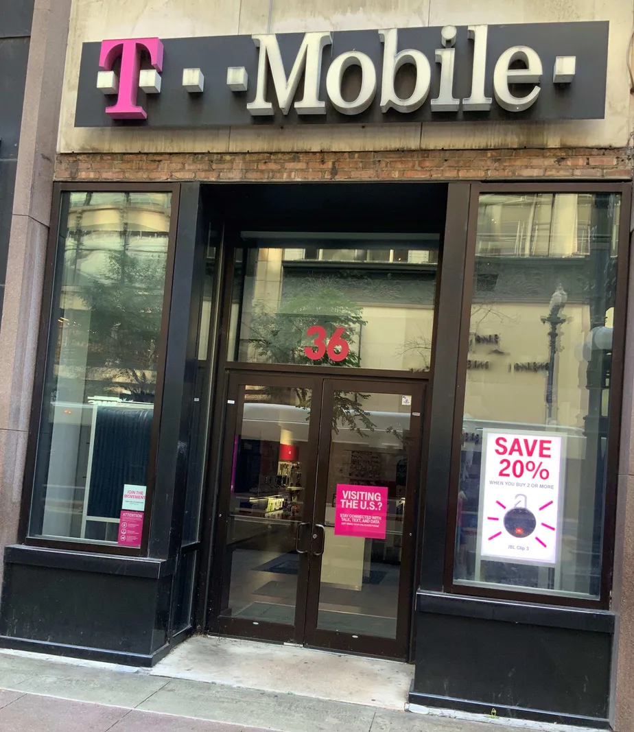 Exterior photo of T-Mobile store at State & Monroe, Chicago, IL