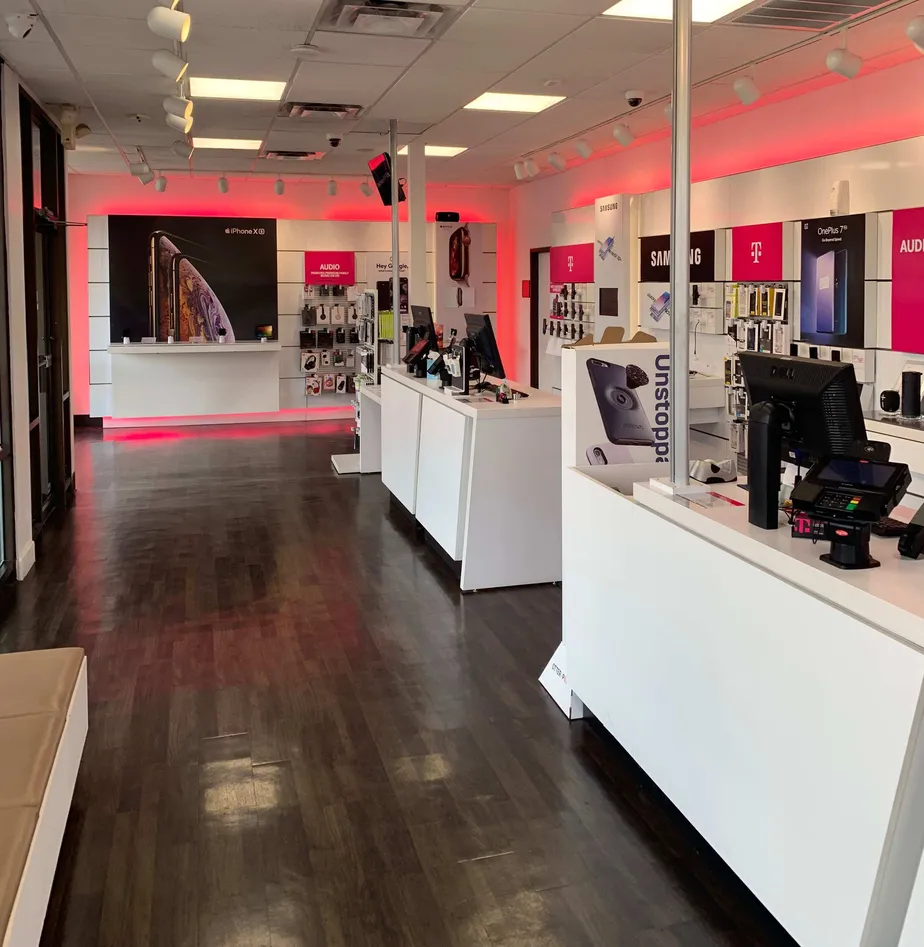 Foto del interior de la tienda T-Mobile en Telegraph & Joy Rd, Redford, MI