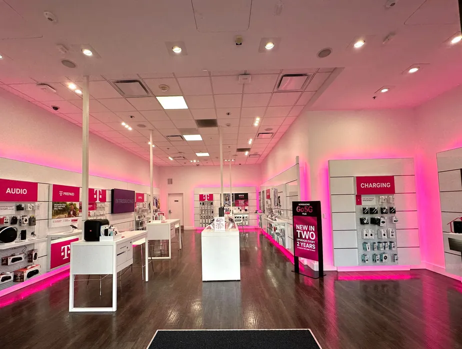 Foto del interior de la tienda T-Mobile en Irvine Spectrum, Irvine, CA