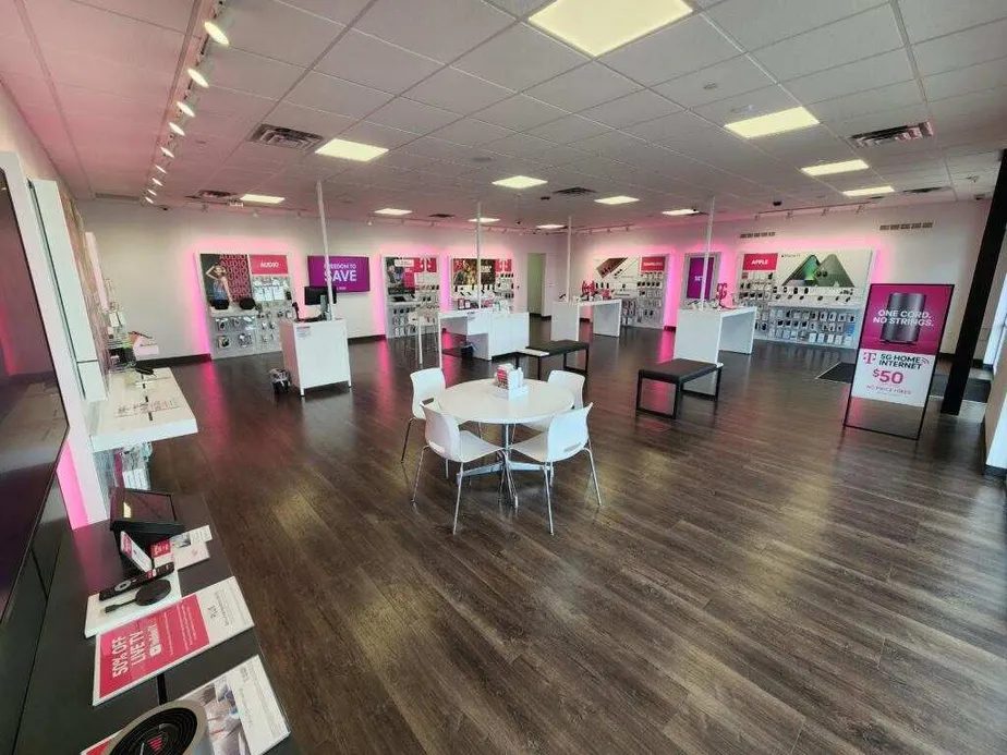 Foto del interior de la tienda T-Mobile en Bemidji Commons, Bemidji, MN