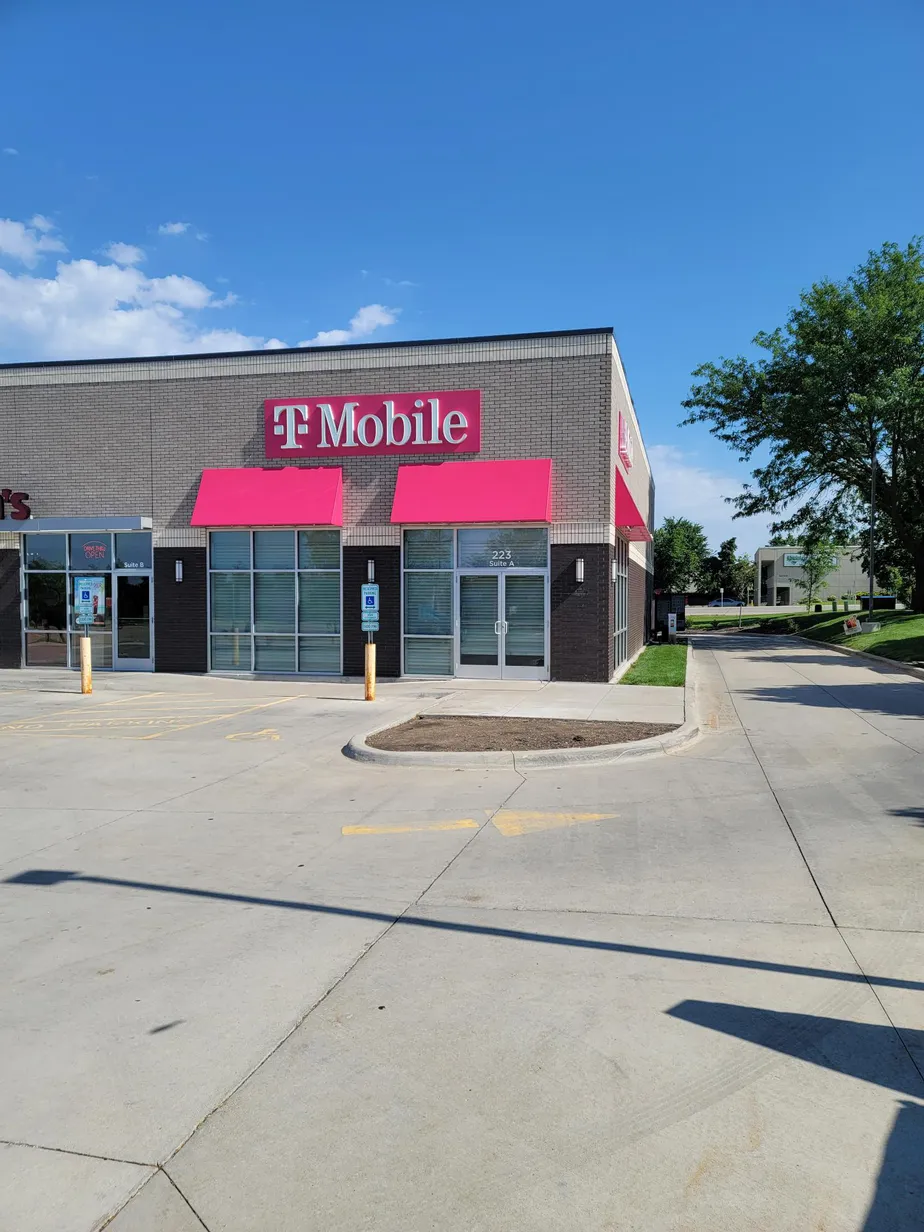  Exterior photo of T-Mobile Store at Collins Rd NE & Lindale Dr NE, Cedar Rapids, IA 