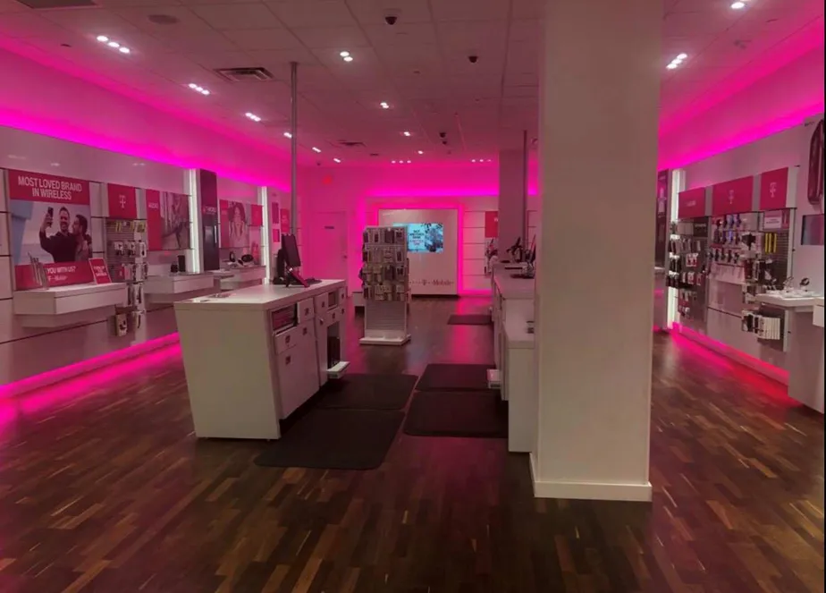 Foto del interior de la tienda T-Mobile en Galleria At Ft Lauderdale 2, Ft Lauderdale, FL