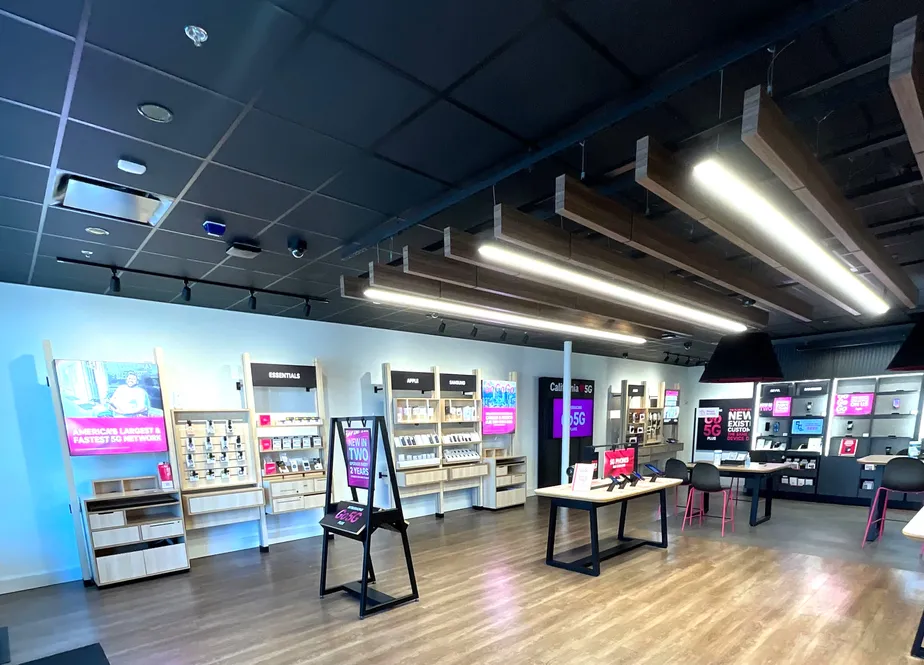 Foto del interior de la tienda T-Mobile en Harbor & Buaro, Garden Grove, CA