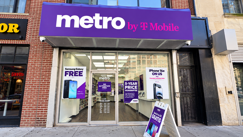 Metro by T-Mobile 142 W 32nd St - 142 W 32nd St 