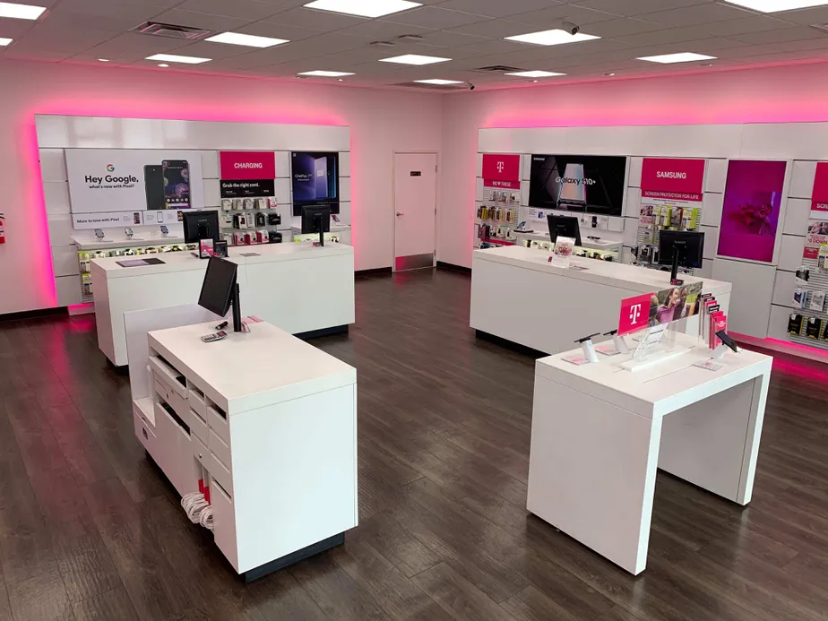 Foto del interior de la tienda T-Mobile en Soto St & 8th St, Los Angeles, CA