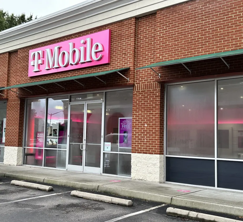 Exterior photo of T-Mobile Store at Phoenix Dr, Virginia Beach, VA