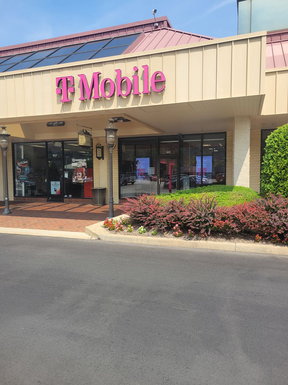 Exterior photo of T-Mobile Store at Freeport Rd & E Allegheny Dr, Pittsburgh, PA