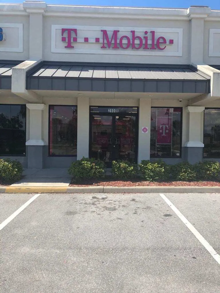 Exterior photo of T-Mobile store at Us-27 & Chalet Suzanne, Lake Wales, FL