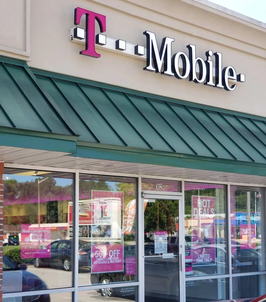 Exterior photo of T-Mobile store at Kempsville & Indian River, Virginia Beach, VA