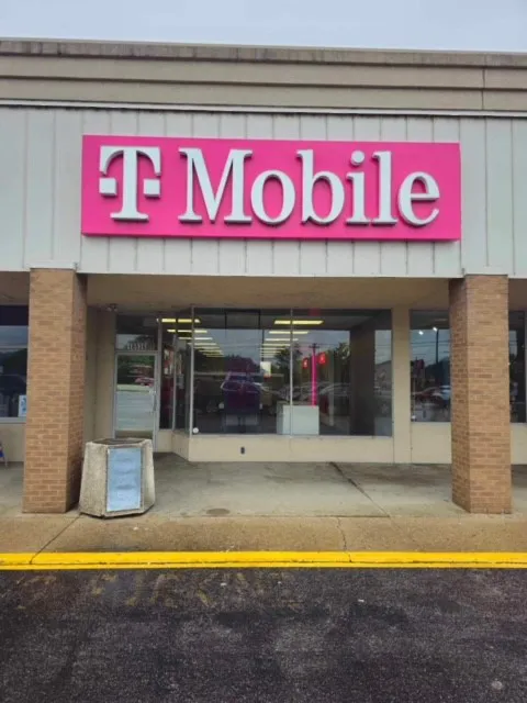  Interior photo of T-Mobile Store at Valley Station, Louisville, KY 