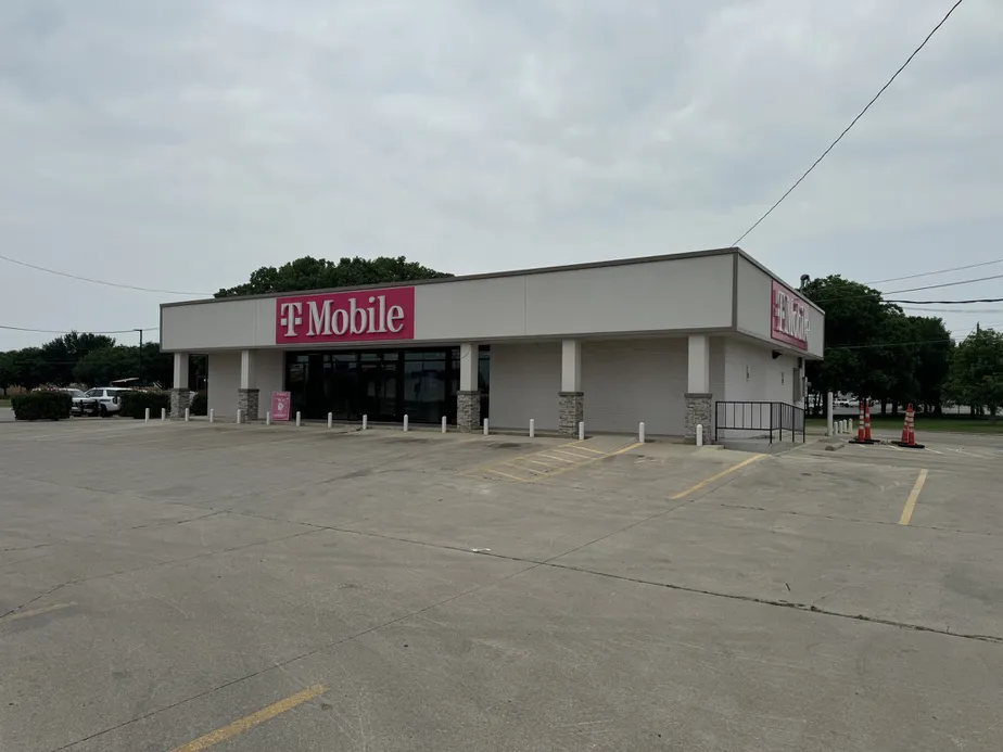 Foto del exterior de la tienda T-Mobile en W Commerce St & Looney St, Brownwood, TX