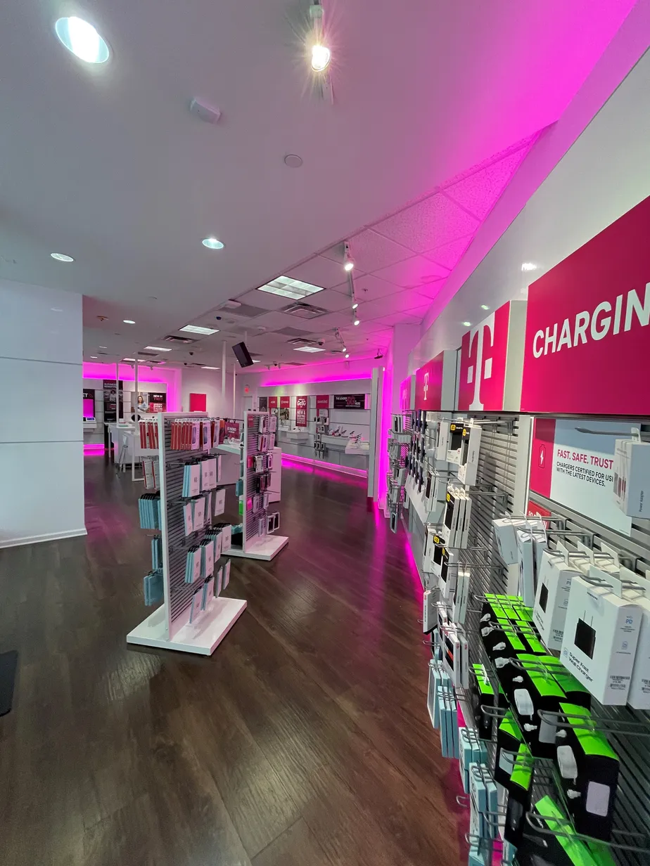 Foto del interior de la tienda T-Mobile en South Bay Galleria, Redondo Beach, CA