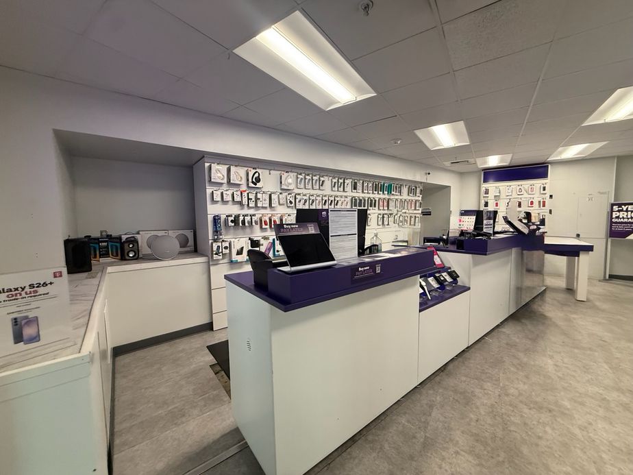 Metro by T-Mobile 701 W Riverside Ave - 701 W Riverside Ave 