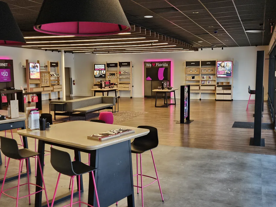 Foto del interior de la tienda T-Mobile en Davis & Burgess, Pensacola, FL