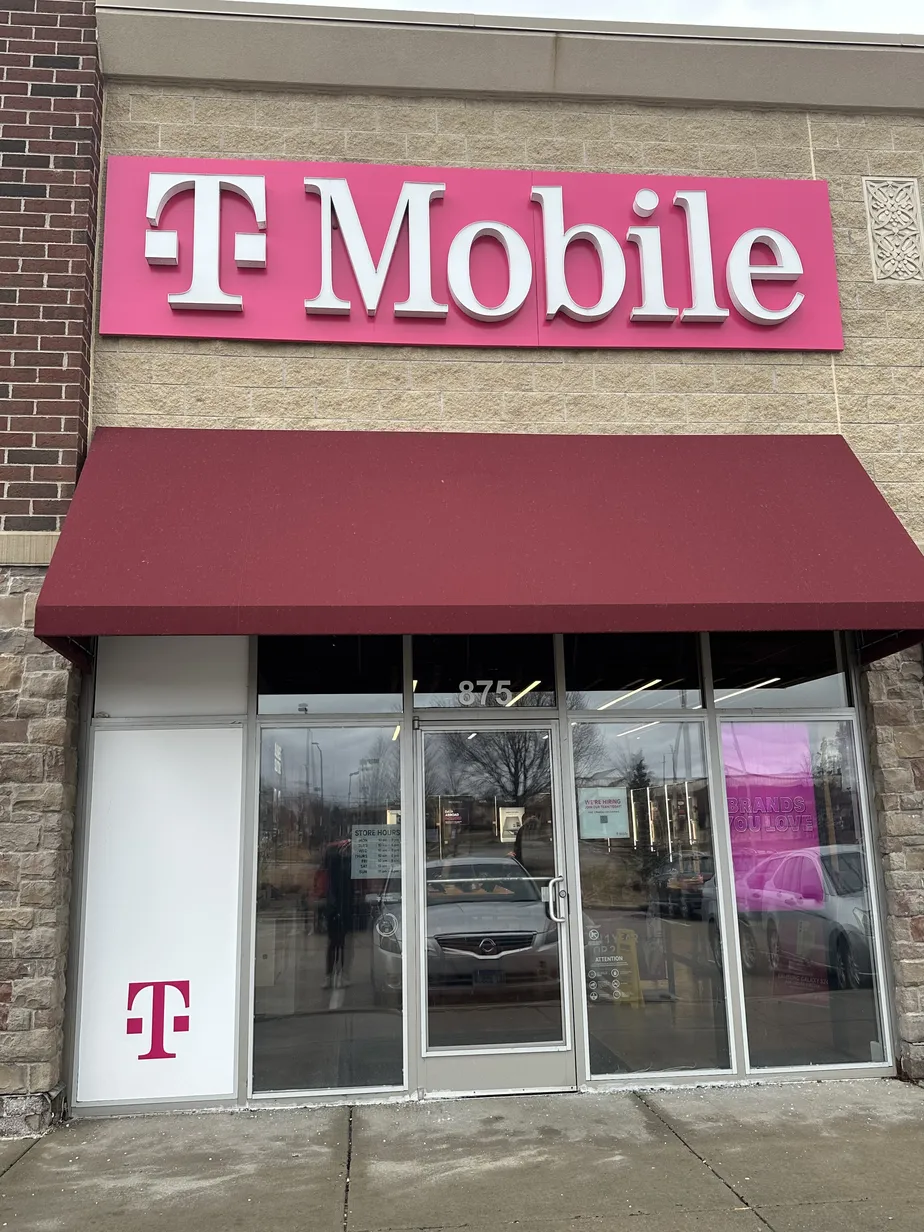  Exterior photo of T-Mobile Store at 77th St & 76th St, Pleasant Prairie, WI 