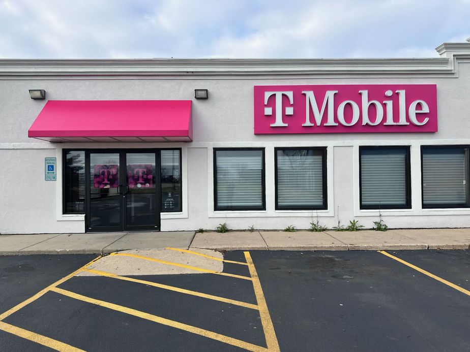Exterior photo of T-Mobile Store at E State St & Mid America Dr, Rockford, IL