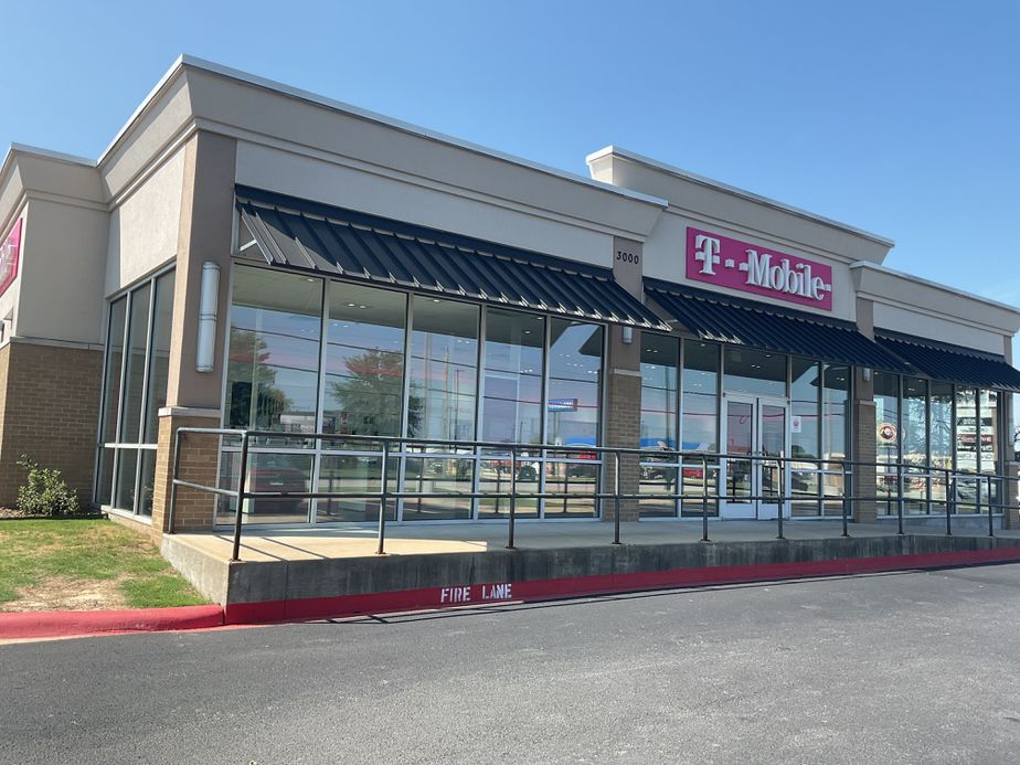 Exterior photo of T-Mobile Store at US Hwy 412 & N Progress Ave, Siloam Springs, AR
